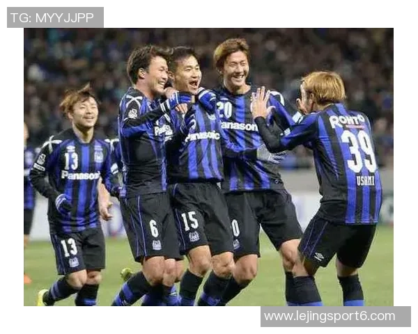 广岛三箭在J联赛杯决赛中以3-1战胜柏太阳神夺得队史第二冠吸引62466人观战