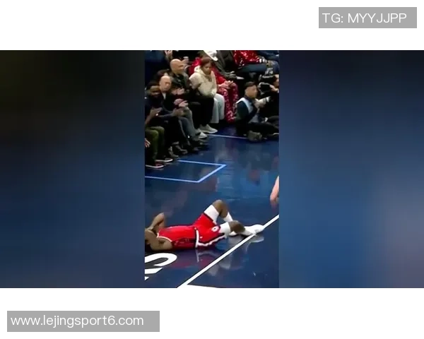 哈登三分首球遭格莱姆斯肘击裁判未作判罚引争议