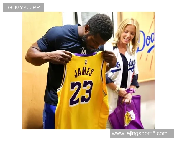 詹姆斯与三个孩子同穿6号球衣合影分享家庭温馨时刻